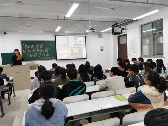 说明: C:\Users\gy\Desktop\GY\19造本 主题班会\2020-2021-1\“知史爱国，传承红色基因”主题团日活动\19造本1班.jpg